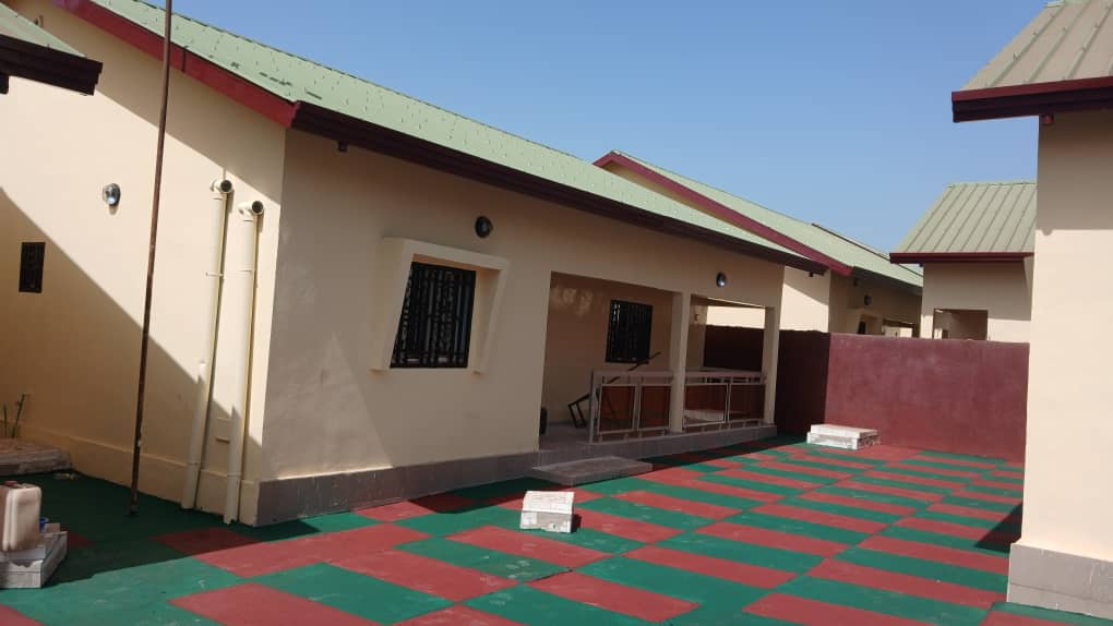 Mise en location de trois chambres salon, trois douches internes , une salle à mangé et une cuisine interne situés à Misira à coté de l'école Privée M'bemba touré .