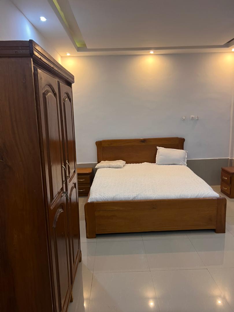 Appartement meublé de trois chambres salon , trois douches interne , salle à mangé, cuisine interne et terrasse