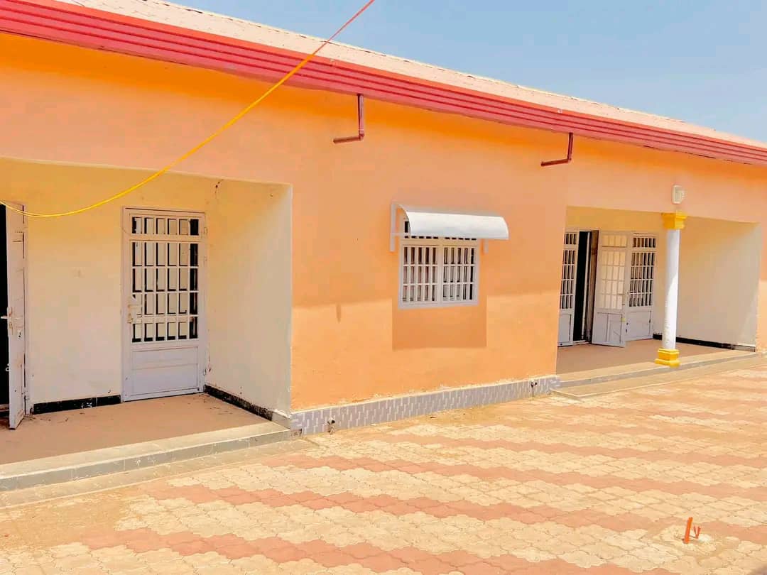 Appartement de deux chambres salons , douche interne