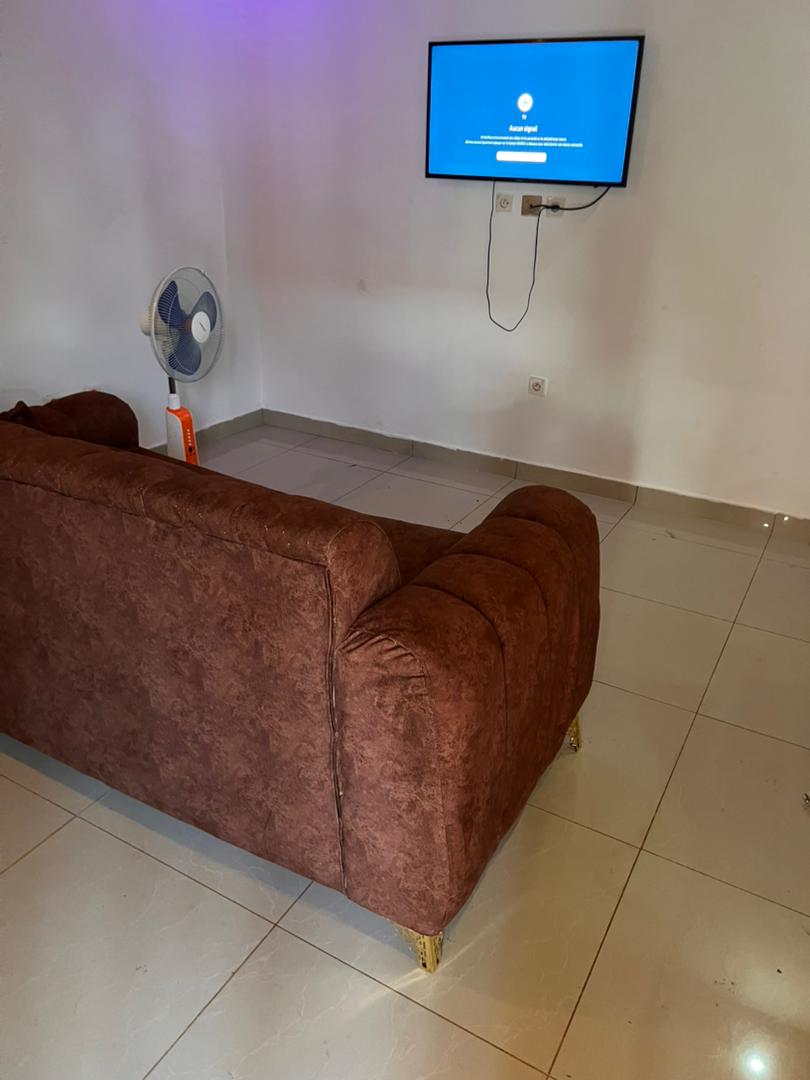 Appartement Meublé d'une chambre simple , une douche interne, un salon, et une terrasse