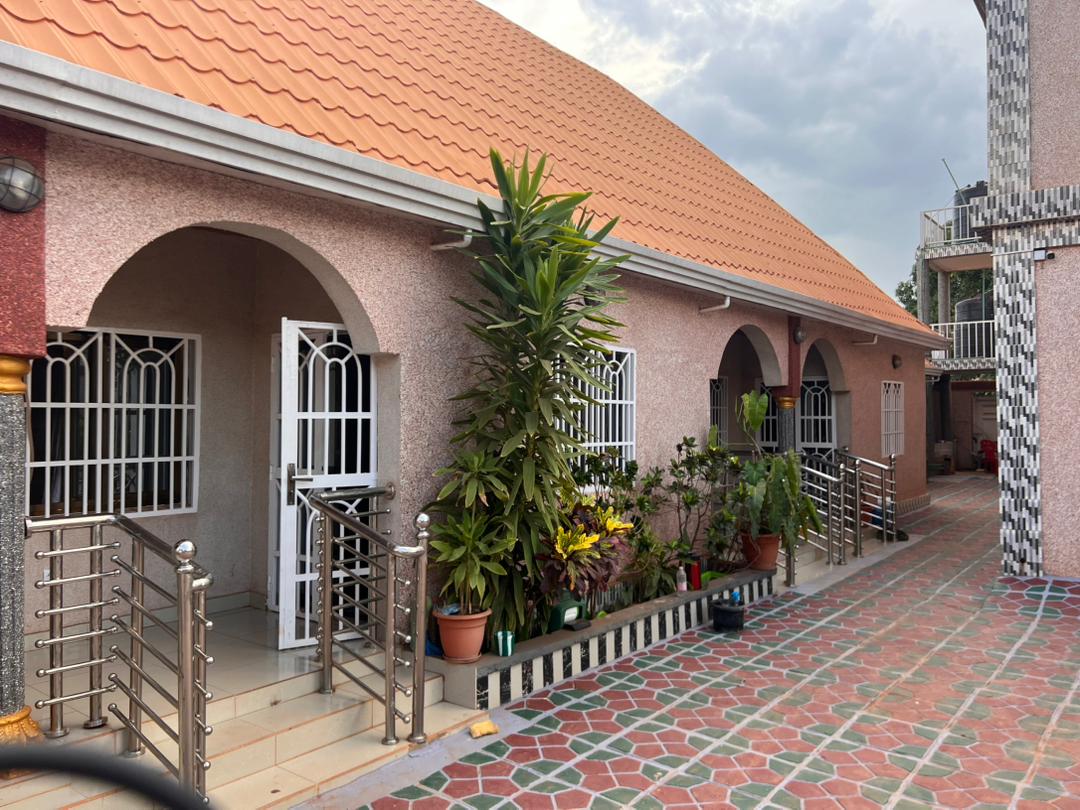 Appartement Meublé d'une chambre simple , une douche interne, un salon, et une terrasse - Photo 4