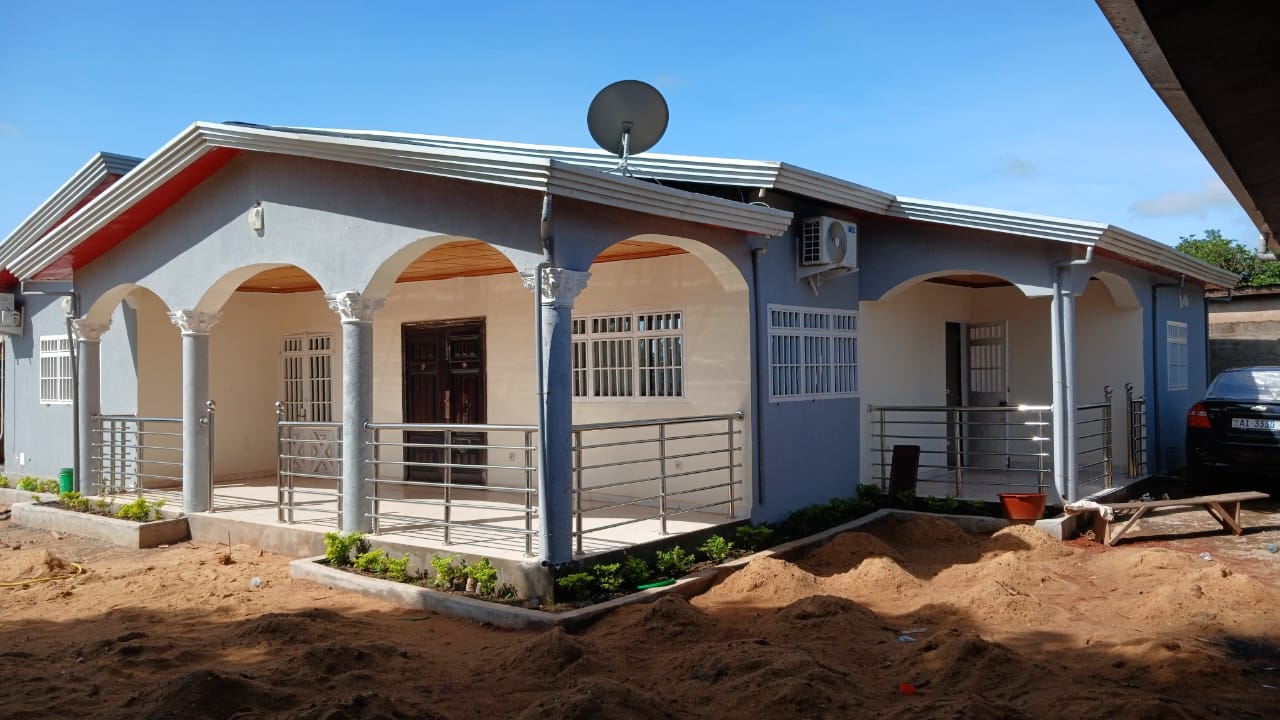 pour vos séjour , nous vous proposons une villa de trois chambres salon , douches internes , et cuisine dans un très bon emplacement situé à bordo, derrière la station du premier pont