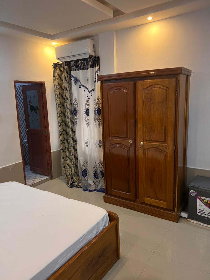 Appartement meublé de trois chambres salon , trois douches interne , salle à mangé, cuisine interne et terrasse - Photo 2