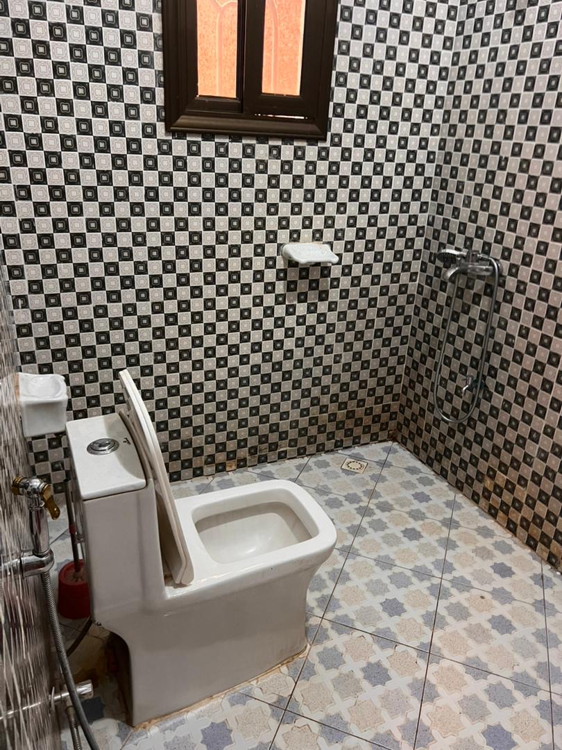 Appartement Meublé d'une chambre simple , une douche interne, un salon, et une terrasse - Photo 3